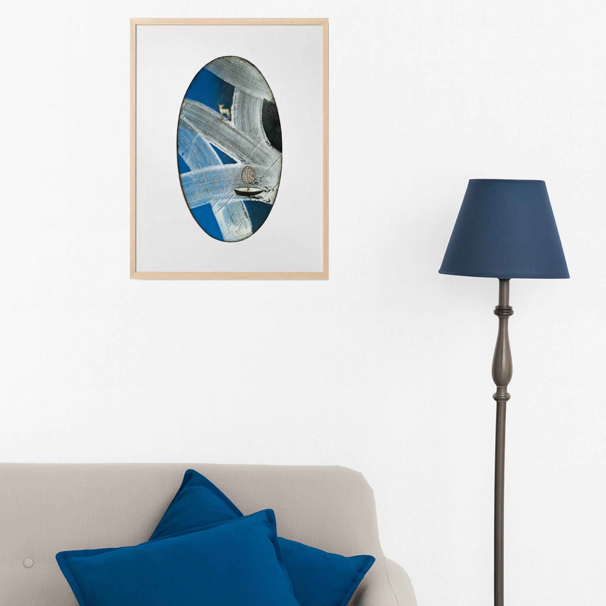 Raffigurazione esempio con divano con cuscini blu, lampada blu e quadro ovale di Alberto Casraghy raffigurante un paesaggio astratto blu con un agnello e una barca