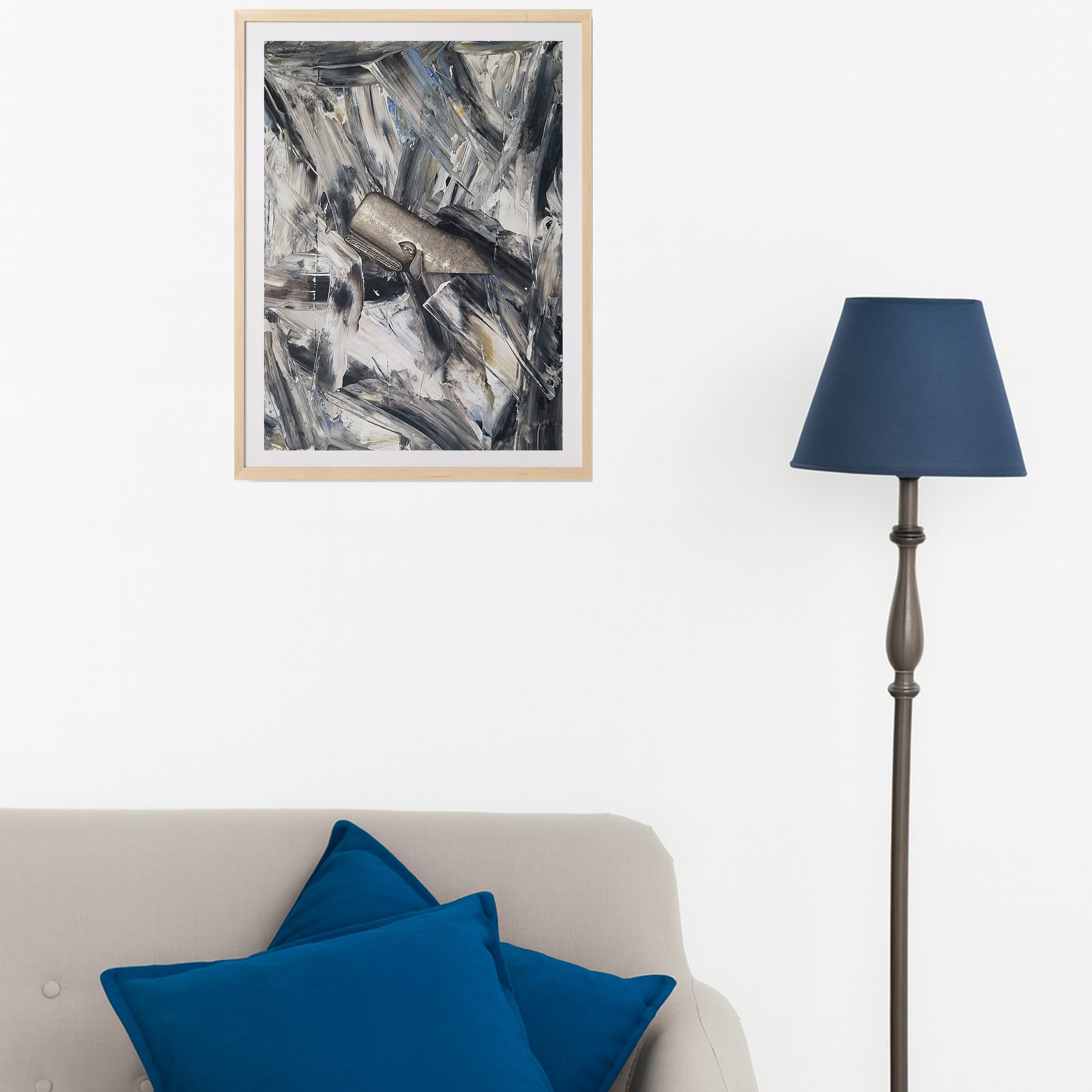 Raffigurazione esempio con divano con cuscini blu, lampada blu e quadro rettangolare grigio di Alberto Casraghy raffigurante un capodoglio in una tempesta.